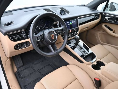 Certified 2025 Porsche Macan AWD/4WD image 4