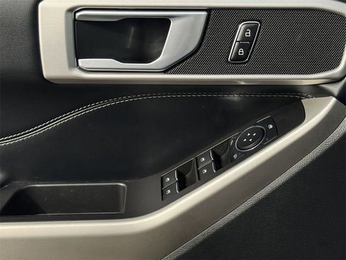 Used 2023 Ford Explorer XLT image 24