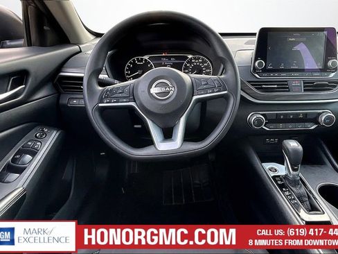 Used 2025 Nissan Altima 2.5 SV FWD image 8