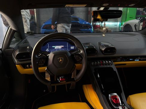 Used 2020 Lamborghini Huracan EVO image 12