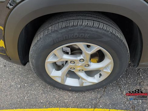 Used 2024 Chevrolet Trax LS w/ LS Convenience Package FWD image 10