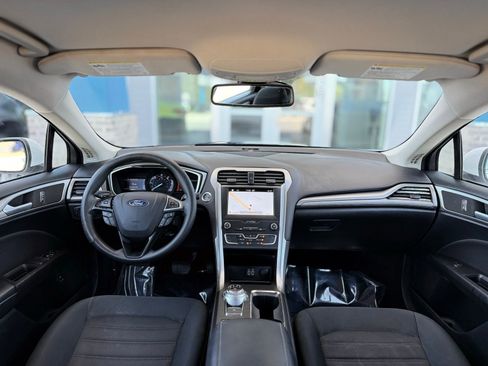 Used 2019 Ford Fusion SE FWD image 2