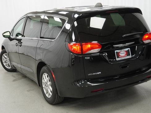 Used 2023 Chrysler Voyager LX image 12
