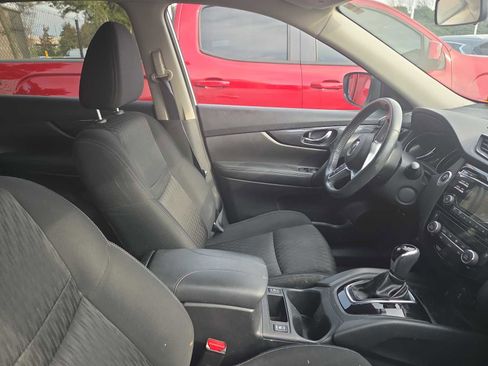 Used 2017 Nissan Rogue SV image 9