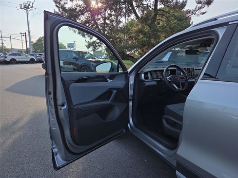 New 2026 Volkswagen Tiguan SE FWD image 11