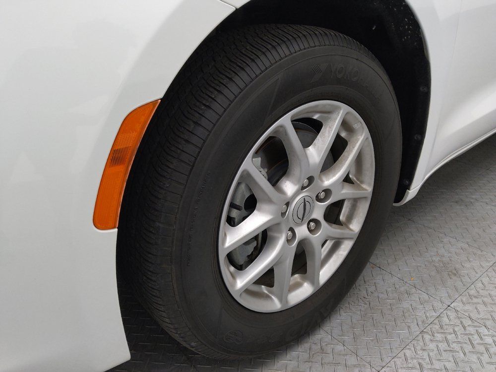 Used 2022 Chrysler Voyager LX FWD image 31
