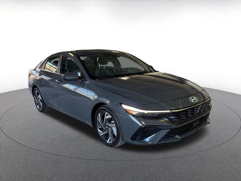 Used 2025 Hyundai Elantra SEL image 2