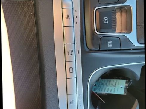 Used 2024 Kia Carnival LX image 24