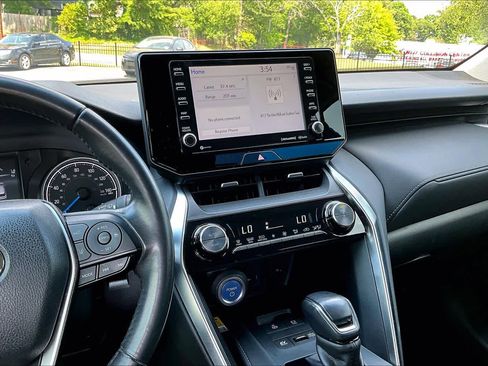 Used 2021 Toyota Venza LE image 6