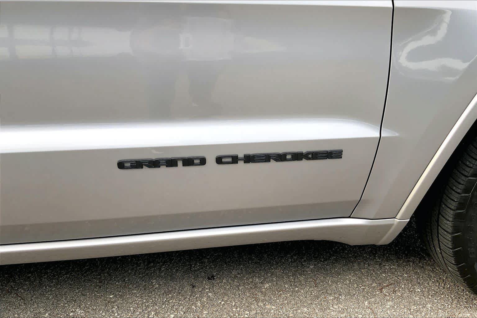 Used 2018 Jeep Grand Cherokee Altitude RWD image 10