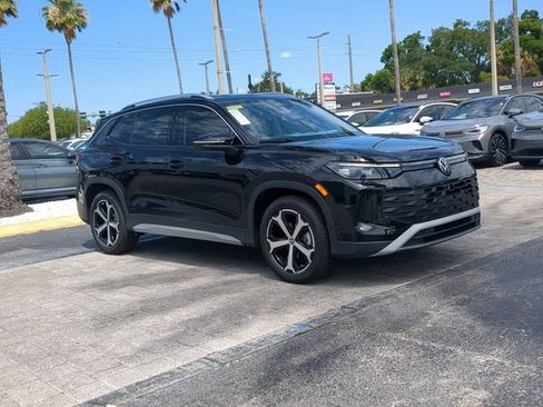 New 2026 Volkswagen Tiguan SE FWD image 2
