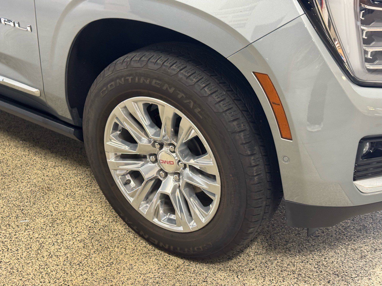 Used 2025 GMC Yukon XL Denali w/ Sun & Power Step Package AWD/4WD image 4
