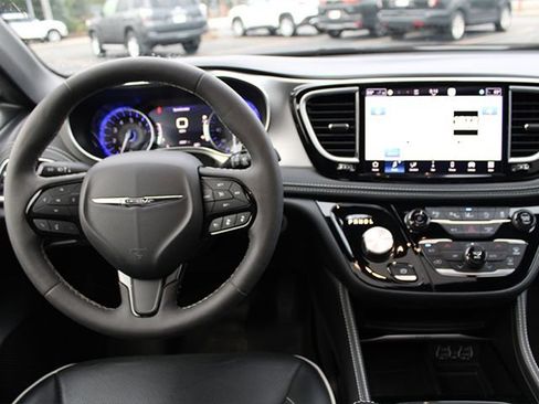Used 2024 Chrysler Pacifica Limited w/ S Appearance Package FWD image 11
