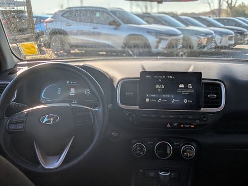 Used 2024 Hyundai Venue SEL image 19