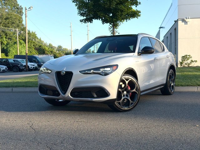 Used 2025 Alfa Romeo Stelvio Sprint AWD/4WD image 1
