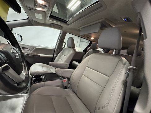 Used 2020 Toyota Sienna XLE Premium FWD image 26