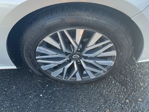 Used 2024 Nissan Altima 2.5 SV image 14