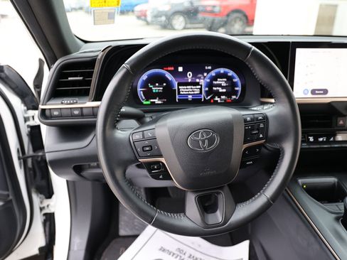 Used 2023 Toyota Crown Limited image 35