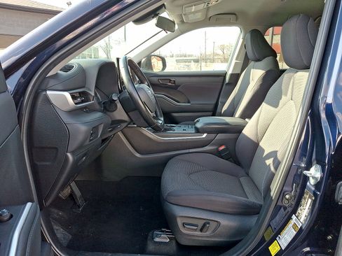 Used 2022 Toyota Highlander LE AWD/4WD image 11