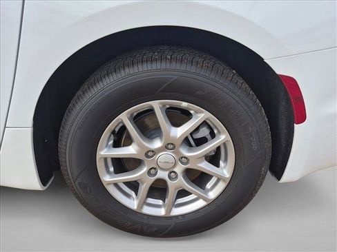New 2027 Chrysler Pacifica LX FWD image 7