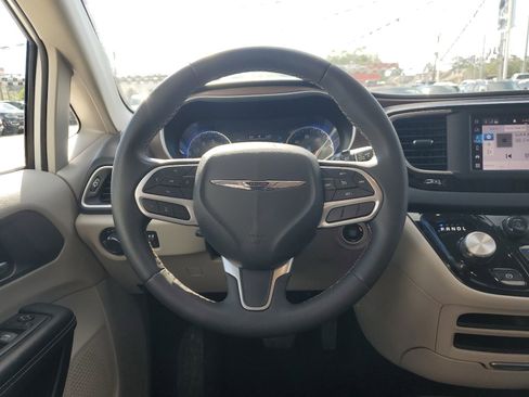 Used 2023 Chrysler Voyager LX FWD image 11
