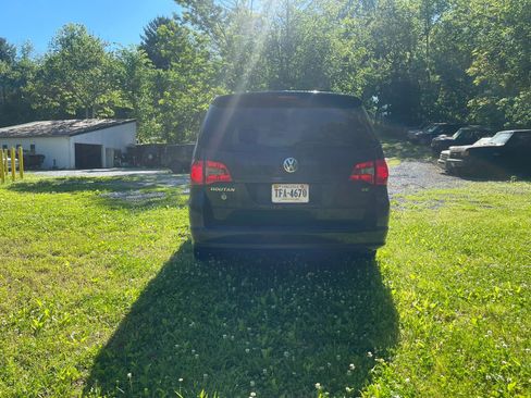 Used 2012 Volkswagen Routan SE FWD image 4