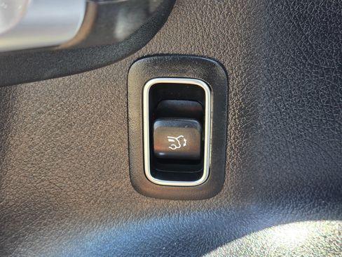 Used 2021 Mercedes-Benz GLB 250 w/ Premium Package image 28