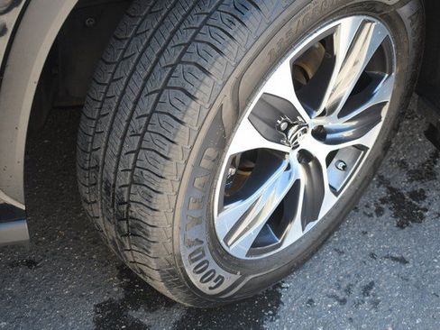 Used 2021 Toyota Highlander XLE AWD/4WD image 11