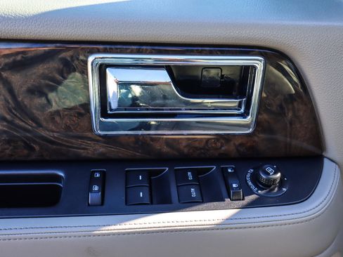 Used 2015 Lincoln Navigator 4WD image 34