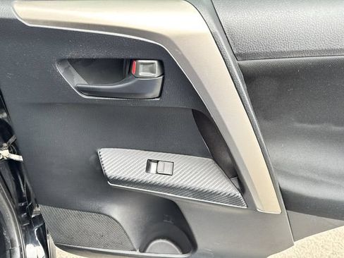 Used 2015 Toyota RAV4 LE AWD/4WD image 19
