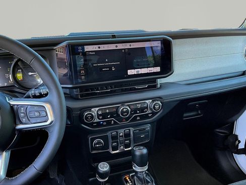 Used 2025 Jeep Wrangler Unlimited Sahara AWD/4WD image 9