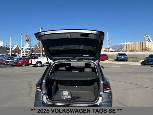 Used 2025 Volkswagen Taos SE AWD/4WD image 14