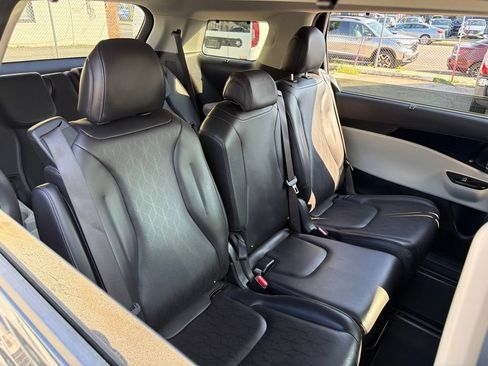 Used 2024 Kia Carnival EX FWD image 11