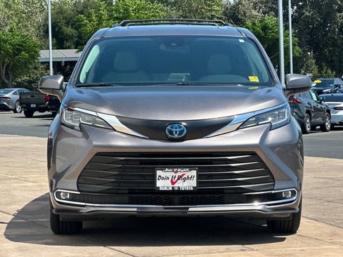 Certified 2022 Toyota Sienna XLE w/ XLE Plus Package FWD image 11