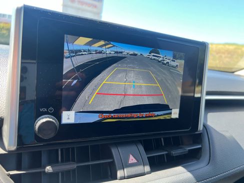Used 2025 Toyota RAV4 XLE FWD image 18