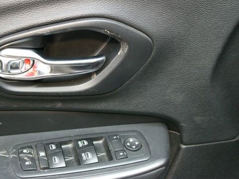 Used 2019 Jeep Cherokee Latitude w/ Cold Weather Group image 17