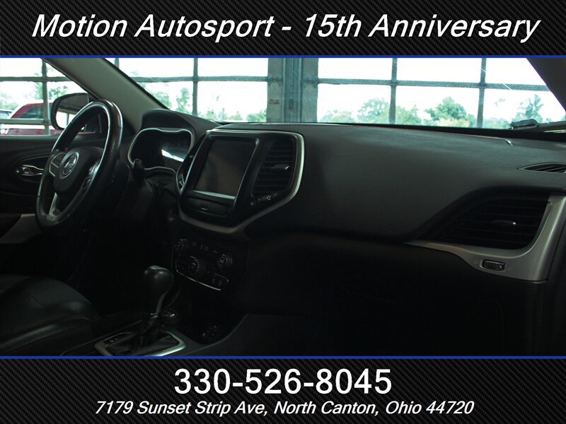 Used 2017 Jeep Cherokee Trailhawk w/ Cold Weather Group AWD/4WD image 27