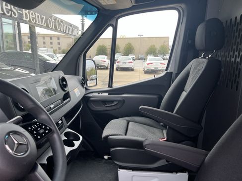 Used 2024 Mercedes-Benz Sprinter 2500 image 24