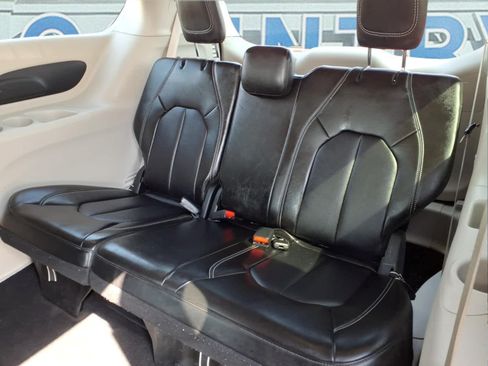 Used 2024 Chrysler Pacifica Touring-L FWD image 10
