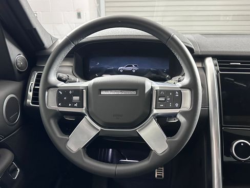 Used 2024 Land Rover Discovery Dynamic SE image 14