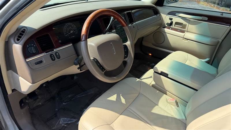 Used 2005 Lincoln Town Car Signature Limited RWD image 27