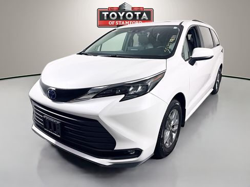 Used 2025 Toyota Sienna XLE w/ XLE Plus Package FWD image 3