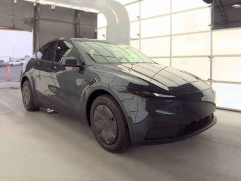 Used 2026 Tesla Model Y 2WD image 2