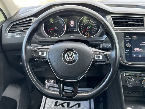 Used 2018 Volkswagen Tiguan SE w/ Panoramic Sunroof Package image 11