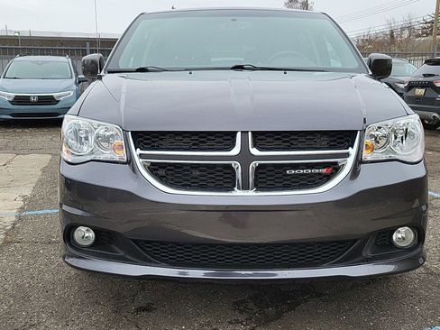 Used 2018 Dodge Grand Caravan SXT w/ Driver Convenience Group image 4
