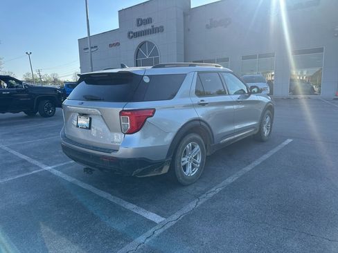 Used 2021 Ford Explorer XLT image 3