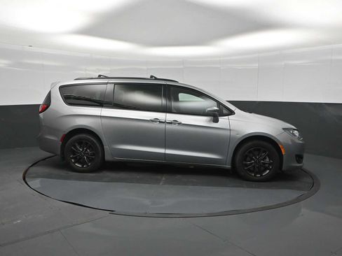 Used 2020 Chrysler Pacifica Touring-L w/ Advanced Safetytec Group AWD/4WD image 9