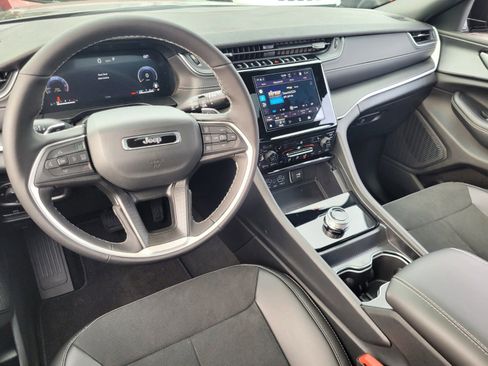 New 2025 Jeep Grand Cherokee Altitude image 6