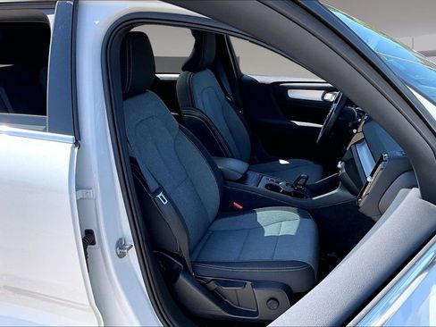 Used 2025 Volvo XC40 B5 Core AWD/4WD image 7