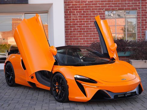 Used 2025 McLaren Artura Spider RWD image 23